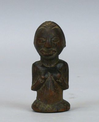 statue d'une femme tenant un bébé dans ses bras