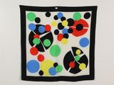 une image représentant une tenture murale ornée de cercles colorés