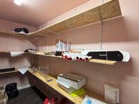Etagère à six niveaux en planches OSB et équerres en métal b… (photo 2)