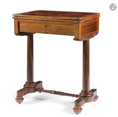 une vieille table en bois surmontée d'un tiroir