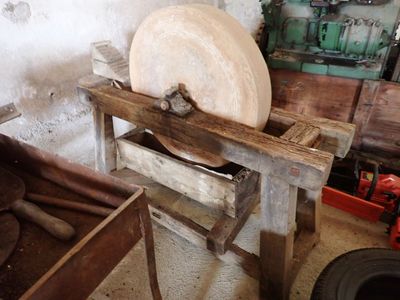 une photo d'un établi en bois sur lequel repose une grosse planche de bois