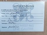 une photo d'un certificat sur un morceau de carton