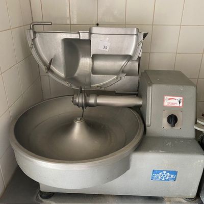 une photo d'un mixeur dans une cuisine aux murs carrelés