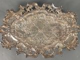 une assiette en argent ornée d'un motif décoratif