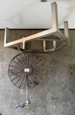 vue aérienne d'une grande roue métallique et d'une structure en bois