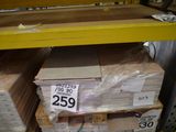 une pile de cartons sur lesquels est apposée une étiquette de prix