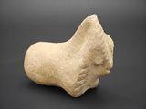 une figurine en pierre représentant un chien sur fond noir