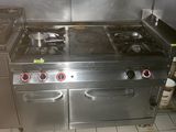 une cuisine équipée d'une cuisinière, d'un four et d'un évier
