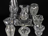 un grand nombre d'objets en verre posés sur une table