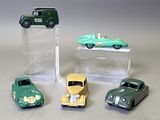 quatre petites voitures posées sur une table