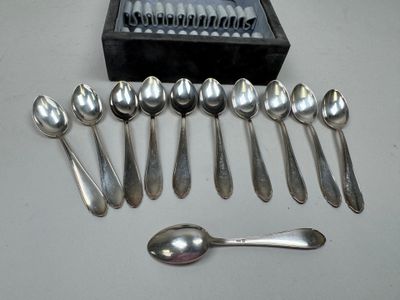 a lot of spoons and spoon spoons sitting on a table