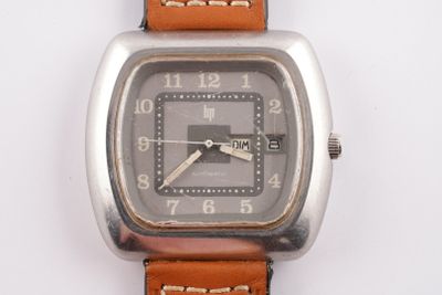 Gros plan sur une montre avec un bracelet en cuir marron