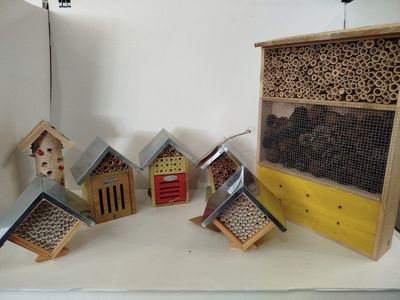 tout un tas de nichoirs posés sur une table