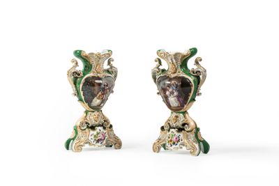 une paire de vases ornés de fleurs et de feuilles, posés sur un fond blanc