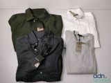 trois chemises pour homme sont disposées sur une surface blanche