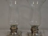 deux vases en verre posés sur une table