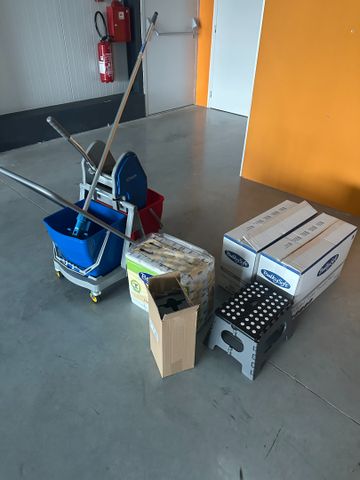 Station de lavage, papier toilette, petit tabouret de pied pliant