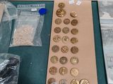 une table sur laquelle se trouvent de nombreuses pièces d'or