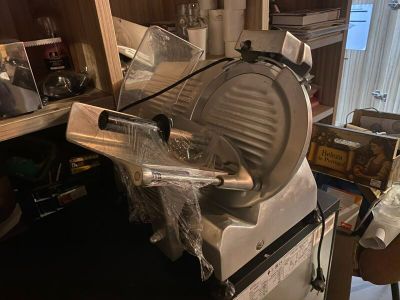 a machine that is sitting on the counter in the kitchen