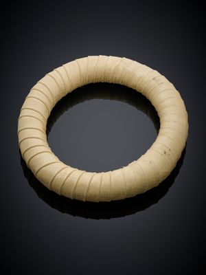 une photo d'un bracelet en bois