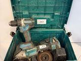 une boîte à outils verte contenant deux outils