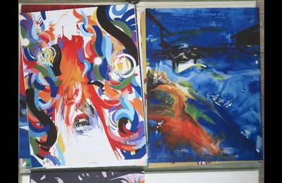 trois tableaux accrochés au mur d'une pièce