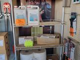 une étagère sur laquelle sont disposés divers articles dans un magasin
