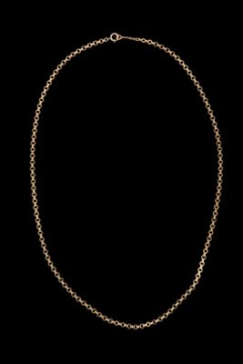 un collier en or avec une chaîne et un fermoir sur fond noir