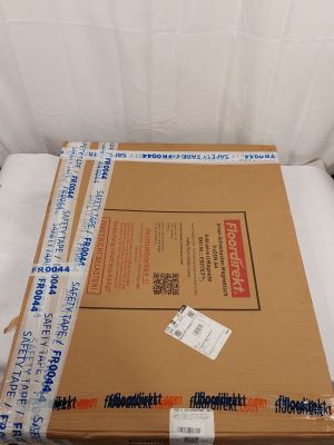 une boîte en carton posée sur un lit dans une chambre