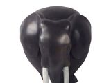 statue d'un éléphant avec ses défenses, sur fond blanc
