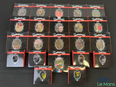 tout un tas de chocolats de toutes sortes sur la table