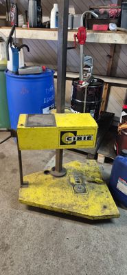 une machine posée à même le sol dans un garage