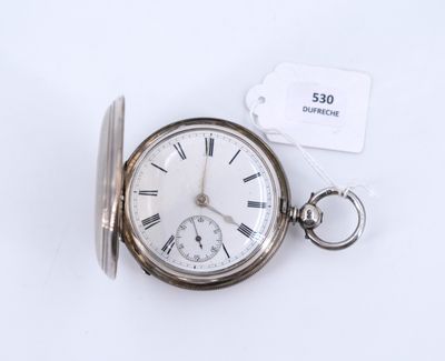 une montre de poche en argent avec des chiffres romains