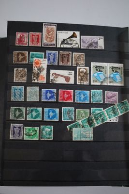 Un album de timbres de divers pays, la plupart oblitérés