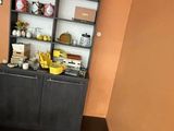 vue d'un salon avec un canapé et une table basse