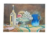 un tableau représentant une corbeille de raisins et une bouteille de vin posés sur une table