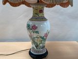 une lampe posée sur une table à côté d'un mur