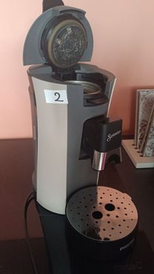 une cafetière posée sur une table