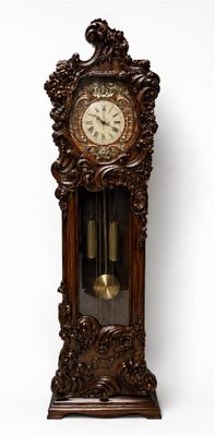une horloge en bois accrochée au mur