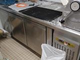 une machine qui se trouve dans une cuisine, à côté d'un sac poubelle