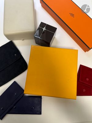 un assortiment de portefeuilles et une boîte posés sur une table