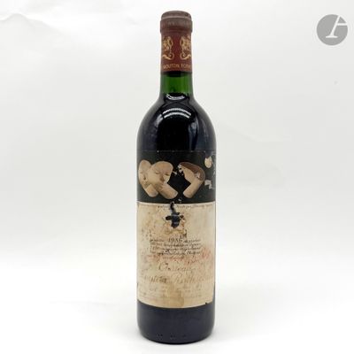 une bouteille de vin posée sur une table