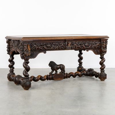 une console ancienne sculptée, surmontée d'un lion