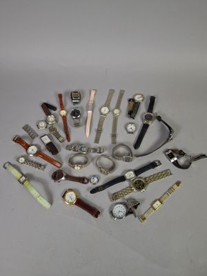 plusieurs types de montres sur une surface blanche