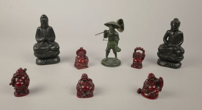 un grand nombre de figurines posées sur une table