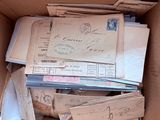 une boîte en carton remplie de vieilles lettres et d'enveloppes