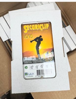 une boîte en carton sur laquelle est représenté un skateur