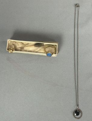 collier en argent orné d'une pierre bleue et d'une boule en argent, monté sur une chaîne