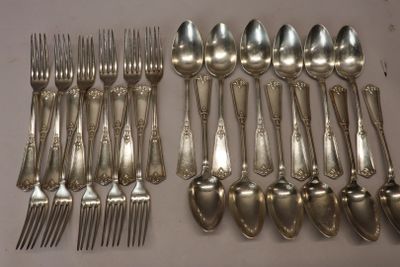 beaucoup de cuillères et de fourchettes en argent sur la table