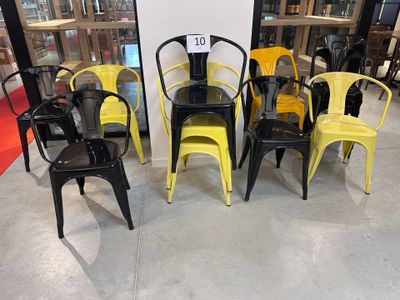 Des chaises jaunes et noires sont disposées en cercle dans un magasin